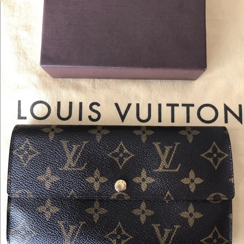 ❌Sold!❌Preowned LV wallet.